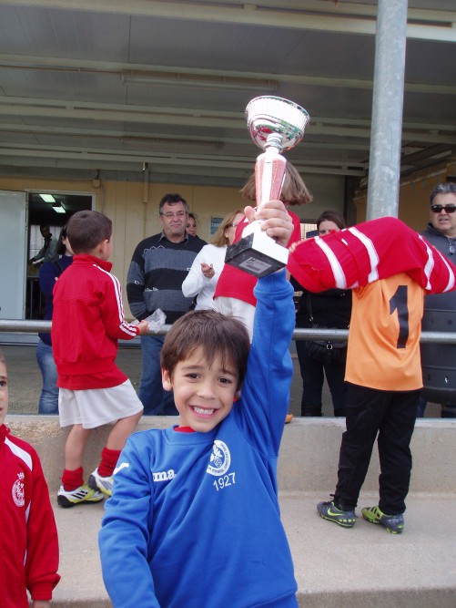 Foto MI DANI CON LA COPA Y ADEMAS  EL CAPITAN 
