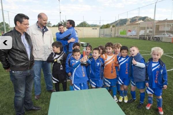 Foto JUANJO LEVANTANDO LA COPA DE CAMPEONES