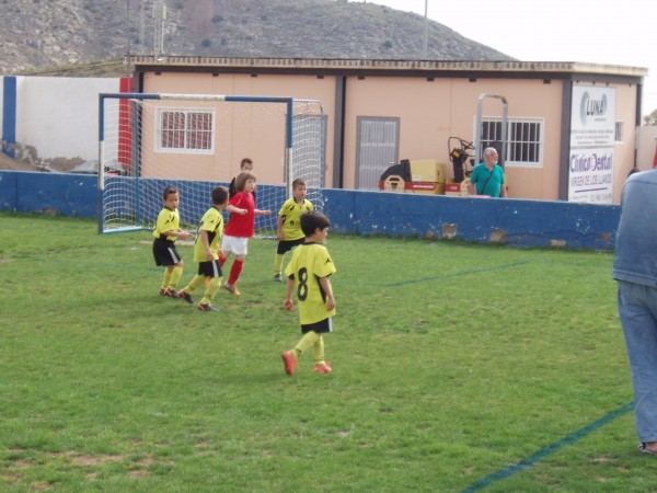 Foto JESUS CUBIERTO POR 4 JUGADORES