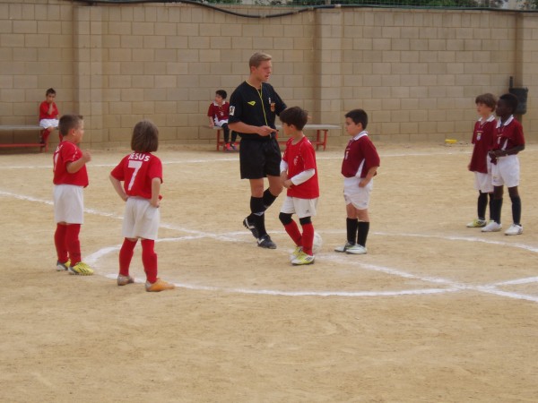 Foto BUEN ALBITRO PERO USA POCO EL PITO