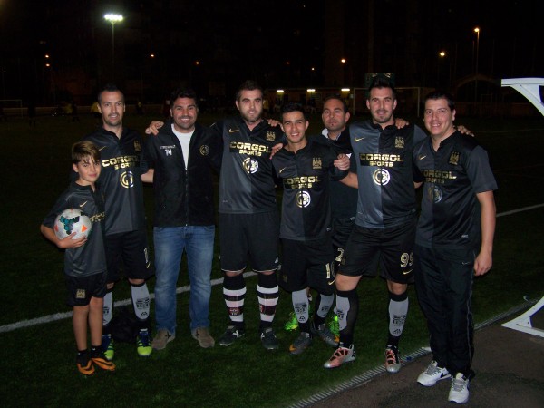 Foto Manager Pitiky y su mano en el culo del Manu